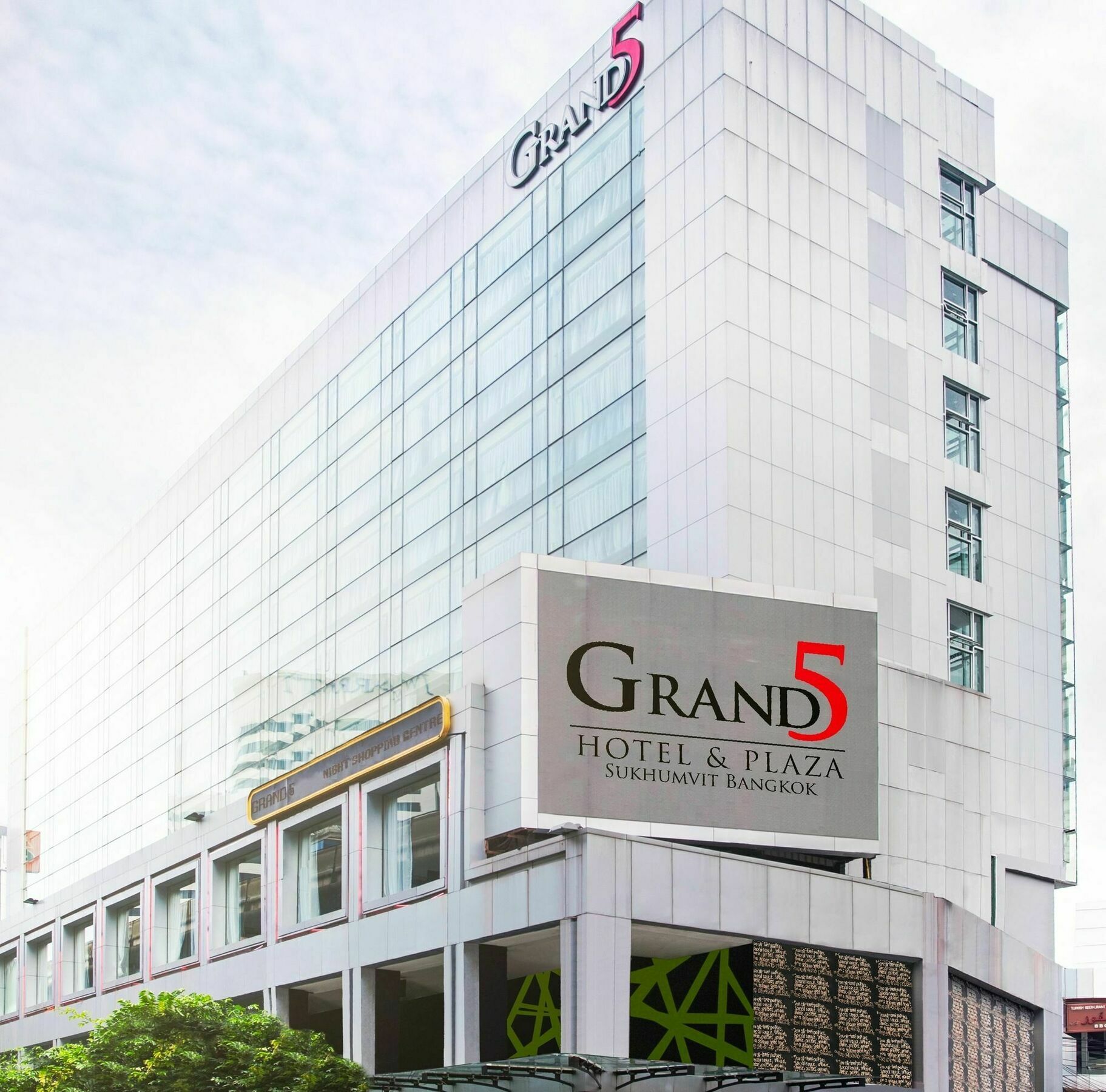 Grand 5 Hotel & Plaza Sukhumvit Banguecoque Exterior foto