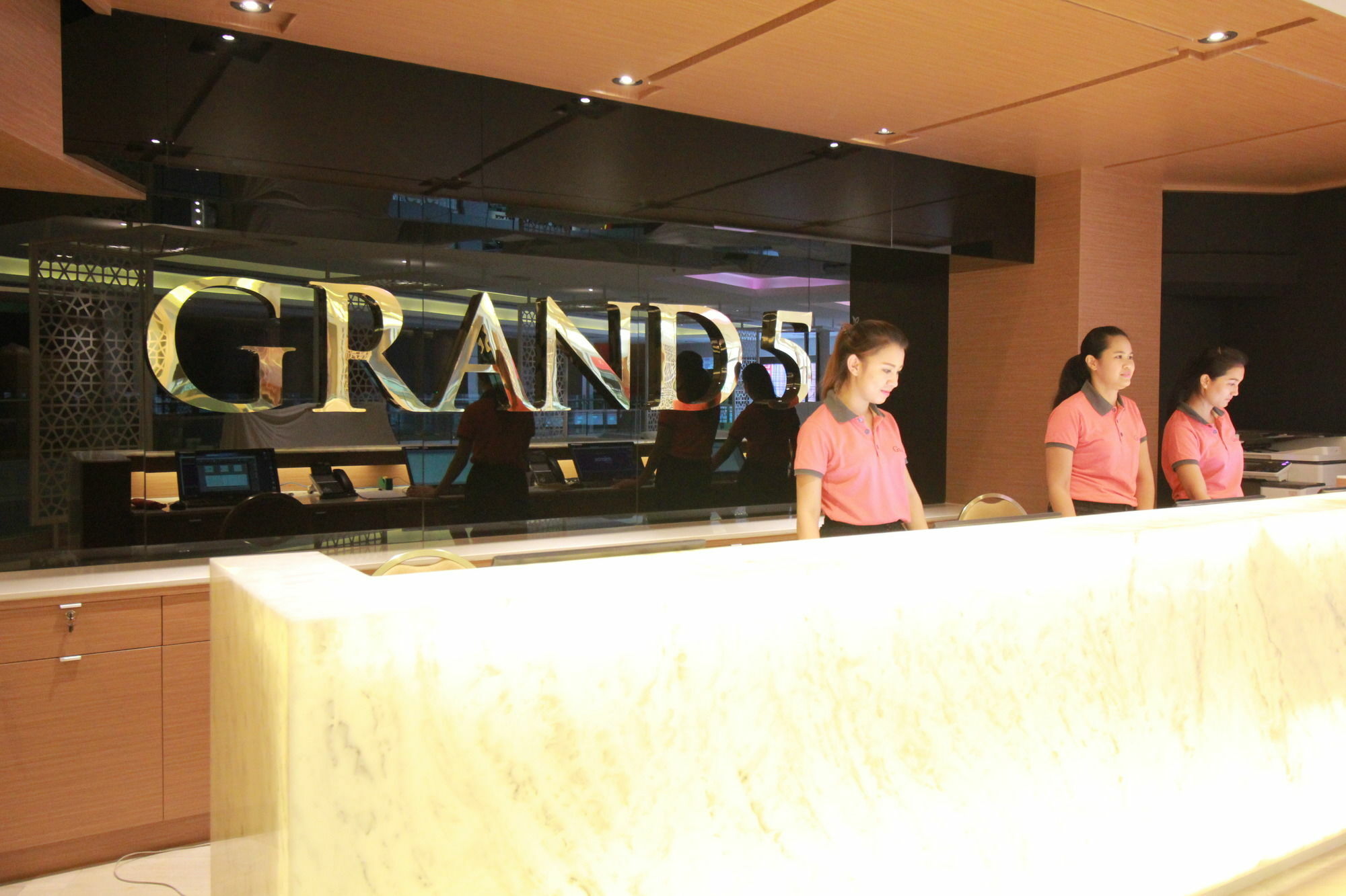 Grand 5 Hotel & Plaza Sukhumvit Banguecoque Exterior foto